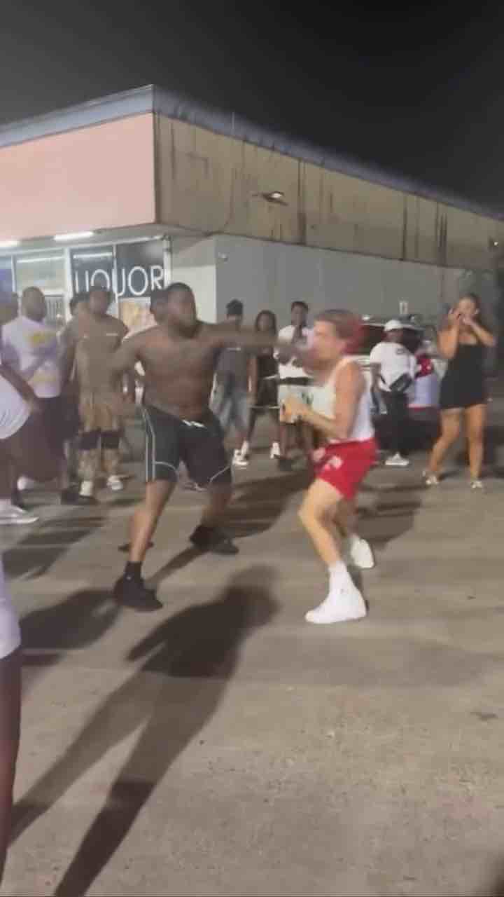 Hood fight: small guy knocks out big guy